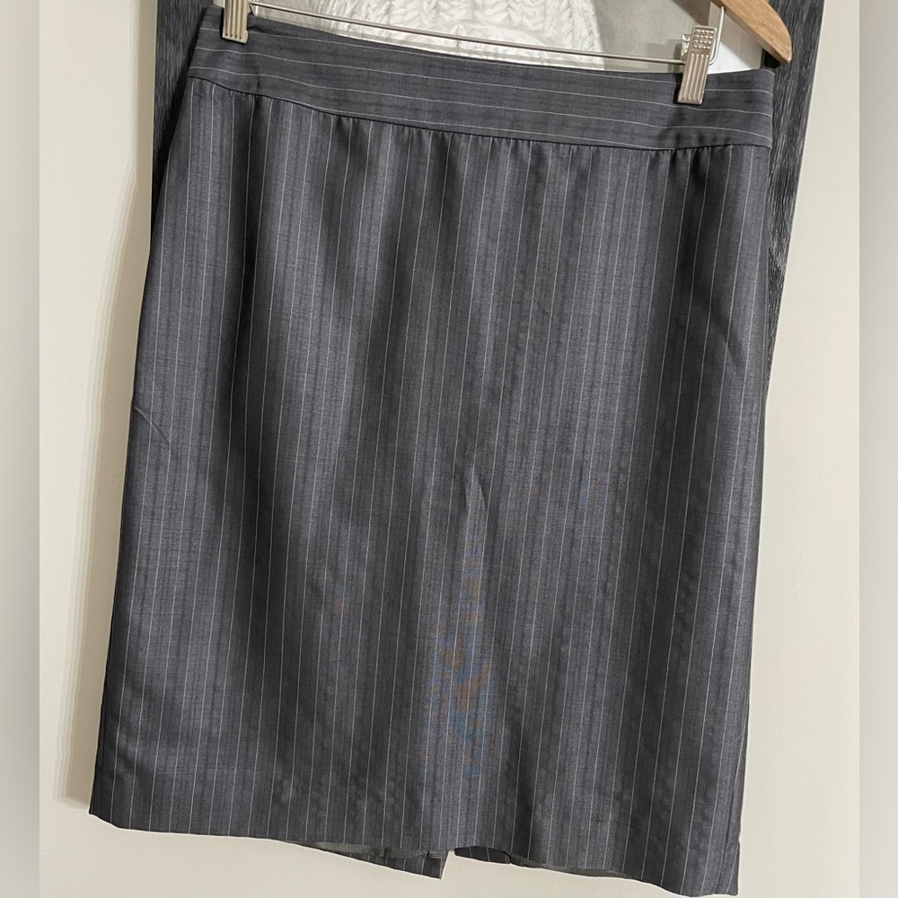 Anntylor - Loft women’s. Skirt, knee length. Zip back gray striped size 10